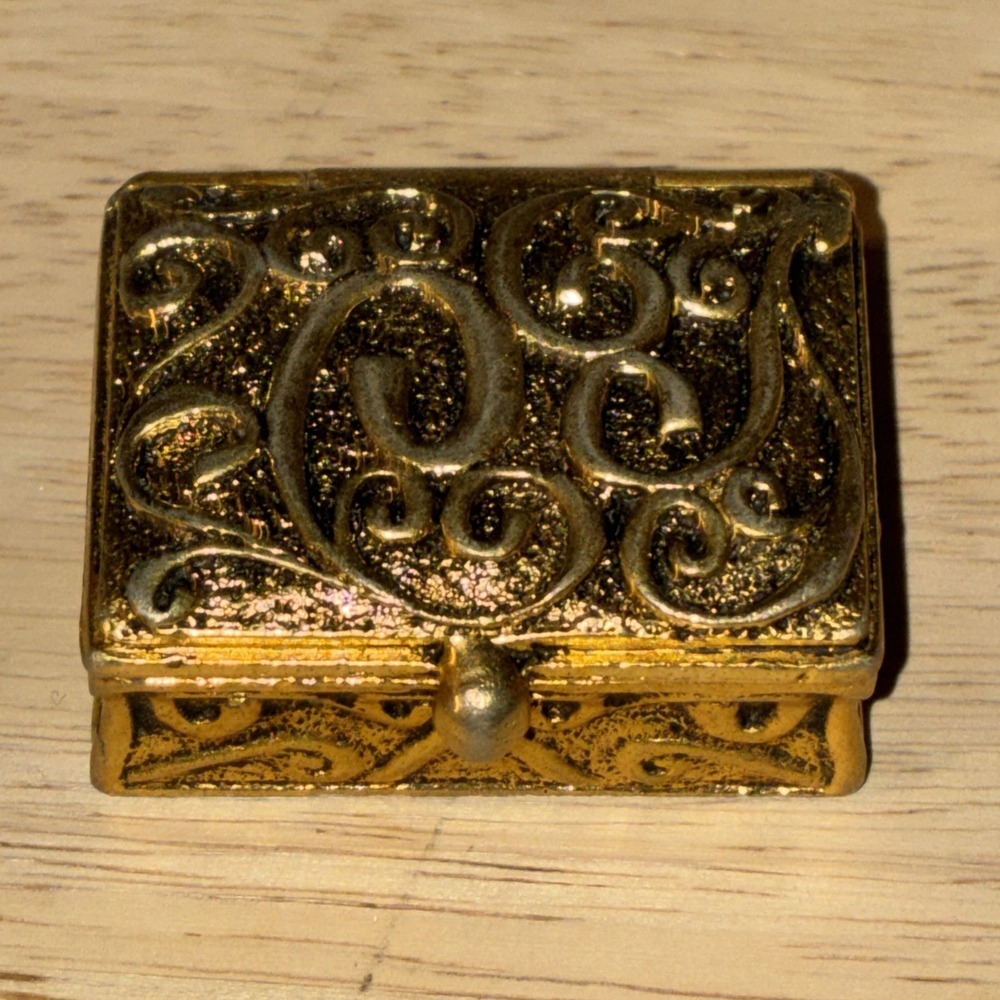 Fame Versailles Cream Perfume Compact - decorative chest